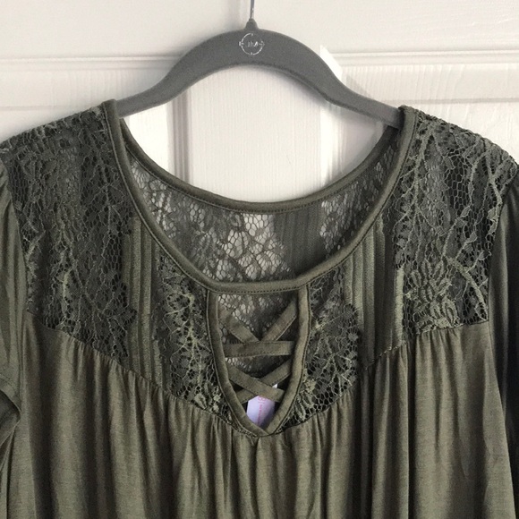 No Boundaries Lace Flowing Top - Picture 4 of 4
